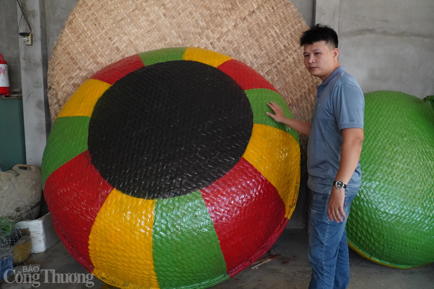 Độc đáo thúng chai “trét phân bò” xuất khẩu 5 châu