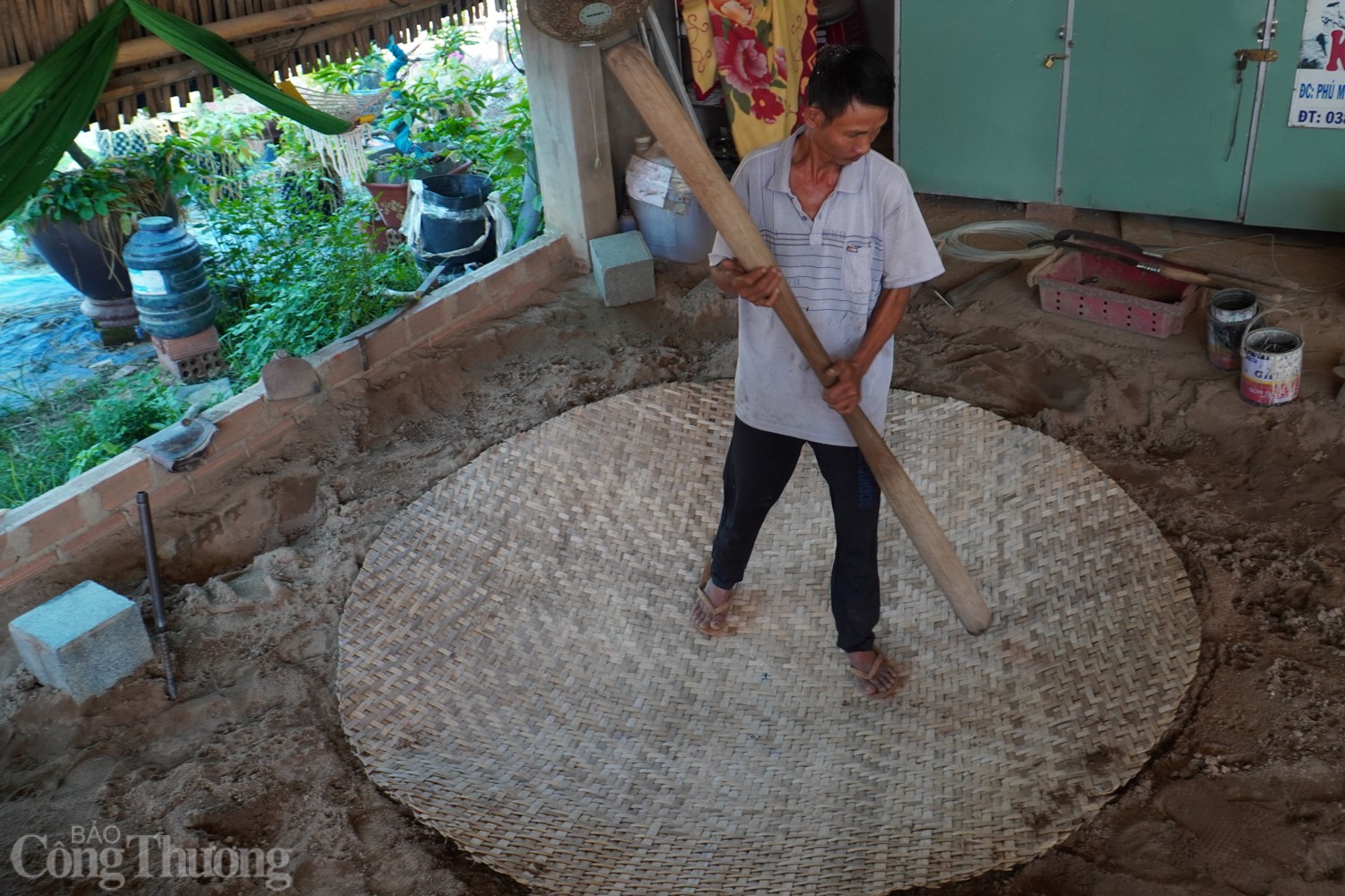 Độc đáo thúng chai “trét phân bò” xuất khẩu 5 châu