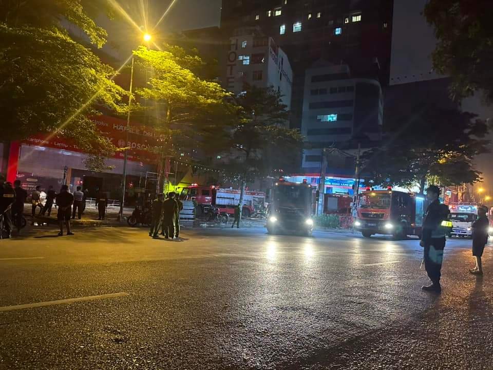 Hà Nội: Cháy nhà 4 tầng trong đêm ở Đường Láng, nhiều người mắc kẹt trên nóc nhà đợi giải cứu Hà Nội: Cháy nhà 4 tầng trong đêm ở Đường Láng, nhiều người mắc kẹt trên nóc nhà đợi giải cứu