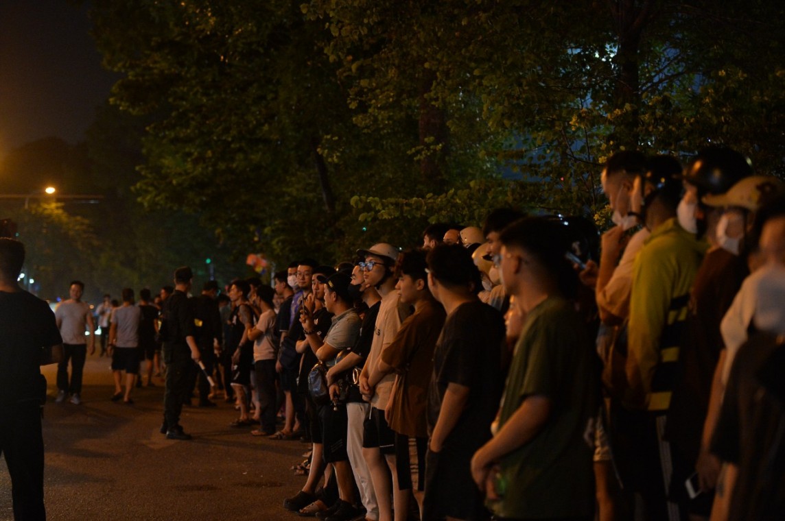 Hà Nội: Cháy nhà 4 tầng trong đêm ở Đường Láng, nhiều người mắc kẹt trên nóc nhà đợi giải cứu Hà Nội: Cháy nhà 4 tầng trong đêm ở Đường Láng, nhiều người mắc kẹt trên nóc nhà đợi giải cứu