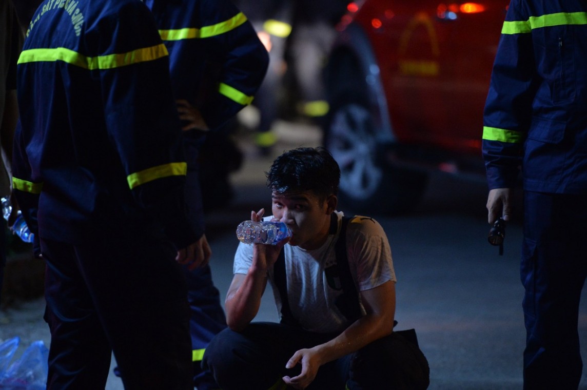 Hà Nội: Cháy nhà 4 tầng trong đêm ở Đường Láng, nhiều người mắc kẹt trên nóc nhà đợi giải cứu Hà Nội: Cháy nhà 4 tầng trong đêm ở Đường Láng, nhiều người mắc kẹt trên nóc nhà đợi giải cứu