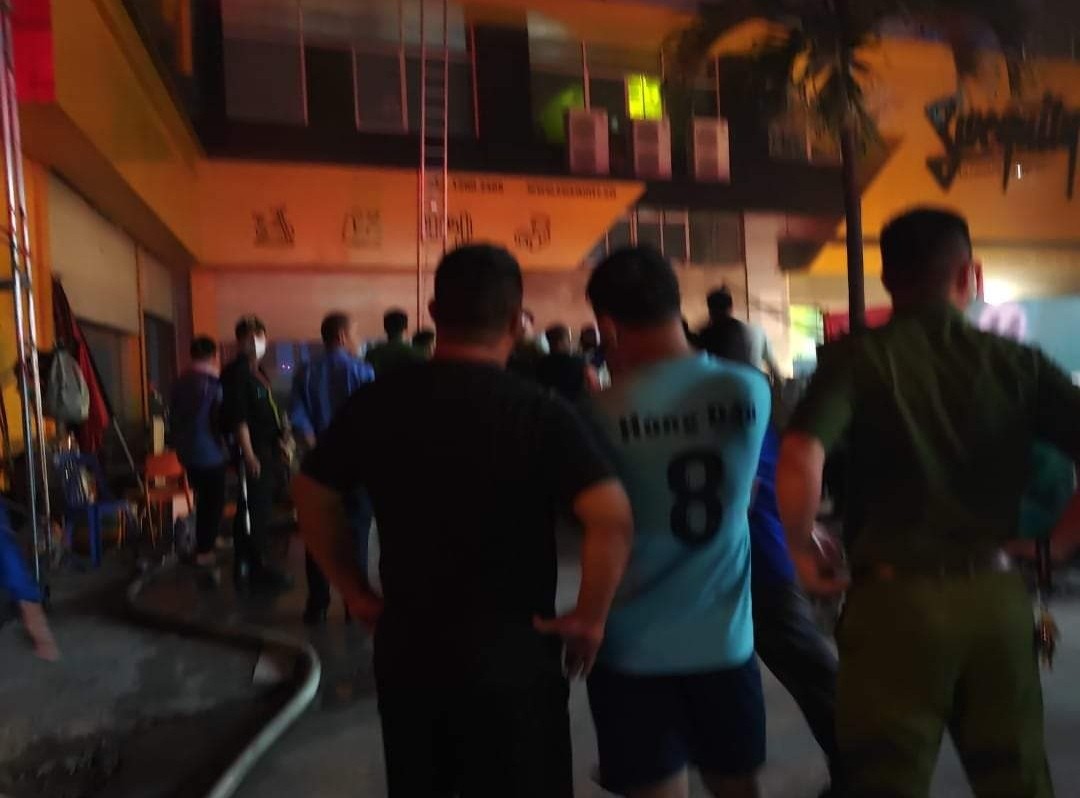 Hà Nội: Cháy nhà 4 tầng trong đêm ở Đường Láng, nhiều người mắc kẹt trên nóc nhà đợi giải cứu Hà Nội: Cháy nhà 4 tầng trong đêm ở Đường Láng, nhiều người mắc kẹt trên nóc nhà đợi giải cứu