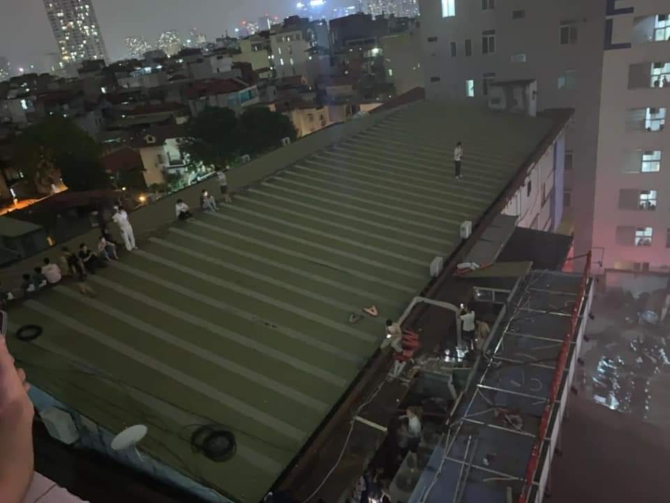 Hà Nội: Cháy nhà 4 tầng trong đêm ở Đường Láng, nhiều người mắc kẹt trên nóc nhà đợi giải cứu Hà Nội: Cháy nhà 4 tầng trong đêm ở Đường Láng, nhiều người mắc kẹt trên nóc nhà đợi giải cứu