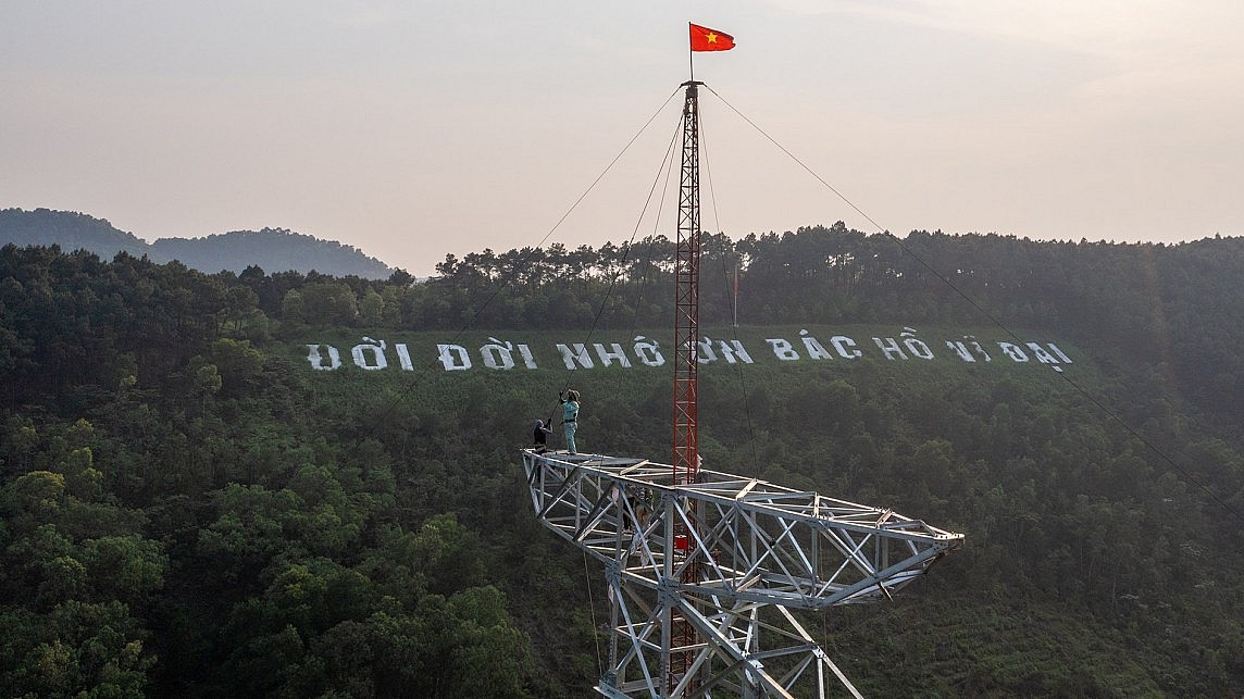Tổng công ty Truyền tải điện Quốc gia làm theo Bác bằng những hành động thiết thực