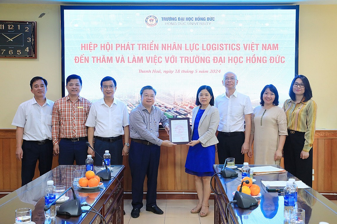 Lãnh đạo Hiệp hội Phát triển nhân lực Logistics Việt Nam trao giấy chứng nhận hội viên Hiệp hội phát triển nhân lực Logistics Việt Nam cho Trường Đại học Hồng Đức Lãnh đạo Hiệp hội Phát triển nhân lực Logistics Việt Nam trao giấy chứng nhận hội viên Hiệp hội phát triển nhân lực Logistics Việt Nam cho Trường Đại học Hồng Đức