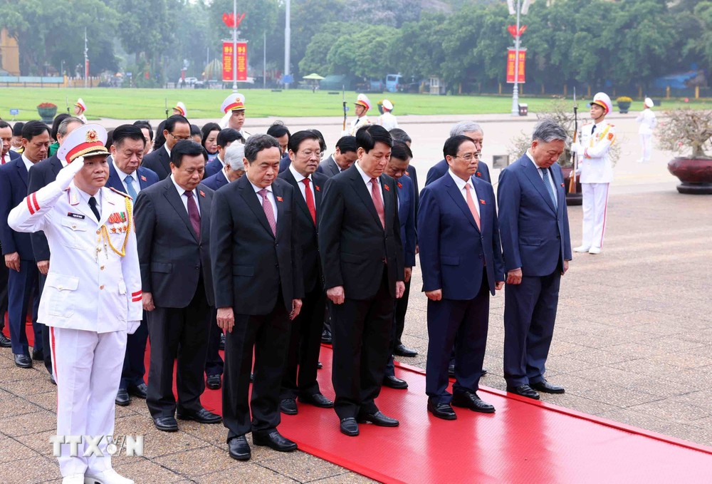 Các lãnh đạo Đảng, Nhà nước và Đại biểu Quốc hội thành kính tưởng niệm Chủ tịch Hồ Chí Minh. (Ảnh: TTXVN) TTXVN_2005Quochoivienglangbac2.jpg