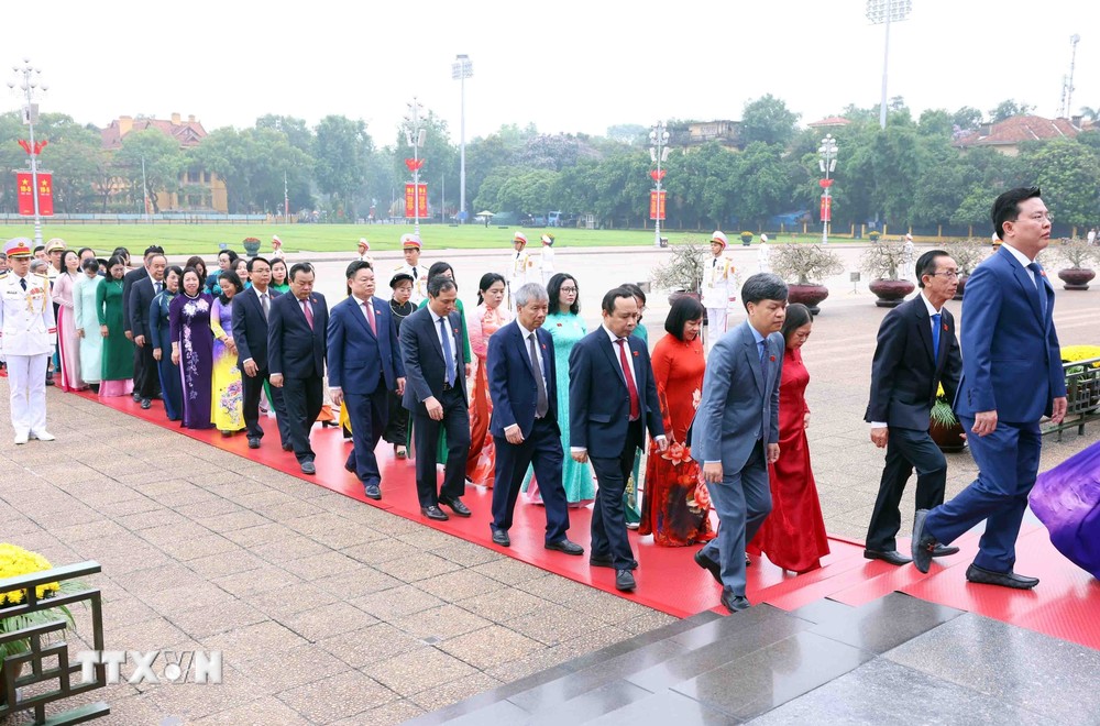 Các đại biểu Quốc hội vào Lăng viếng Chủ tịch Hồ Chí Minh. (Ảnh: TTXVN) TTXVN_2005Quochoivienglangbac3.jpg