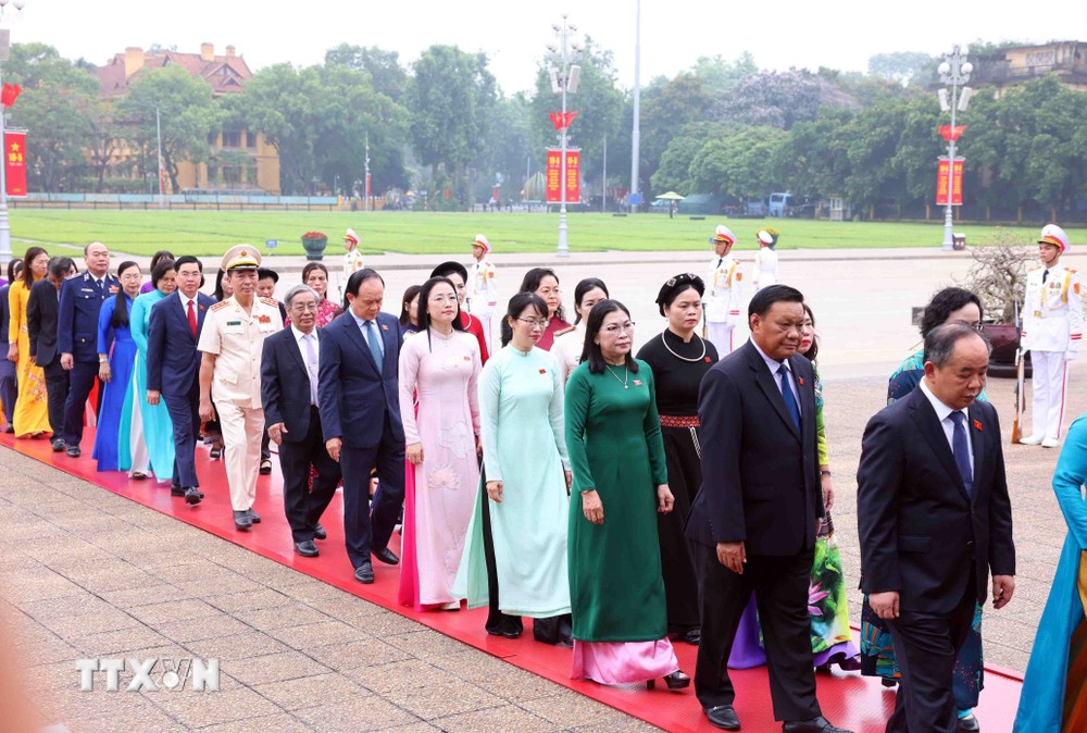 Các đại biểu Quốc hội vào Lăng viếng Chủ tịch Hồ Chí Minh. (Ảnh: TTXVN) TTXVN_2005Quochoivienglangbac4.jpg