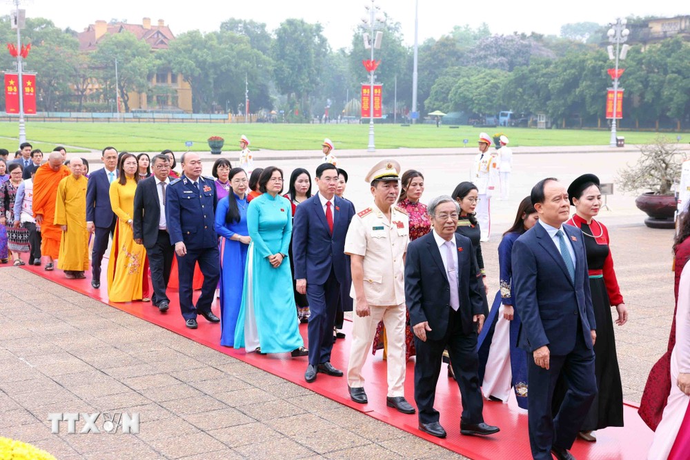Các đại biểu Quốc hội vào Lăng viếng Chủ tịch Hồ Chí Minh. (Ảnh: TTXVN) TTXVN_2005Quochoivienglangbac5.jpg