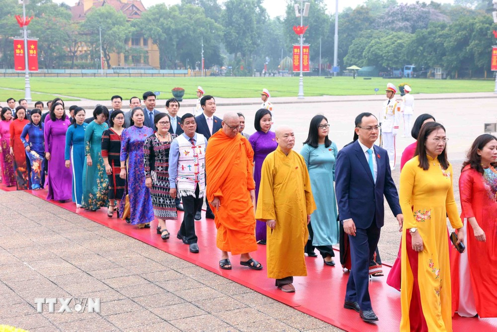 Các đại biểu Quốc hội vào Lăng viếng Chủ tịch Hồ Chí Minh. (Ảnh: TTXVN) TTXVN_2005Quochoivienglangbac6.jpg