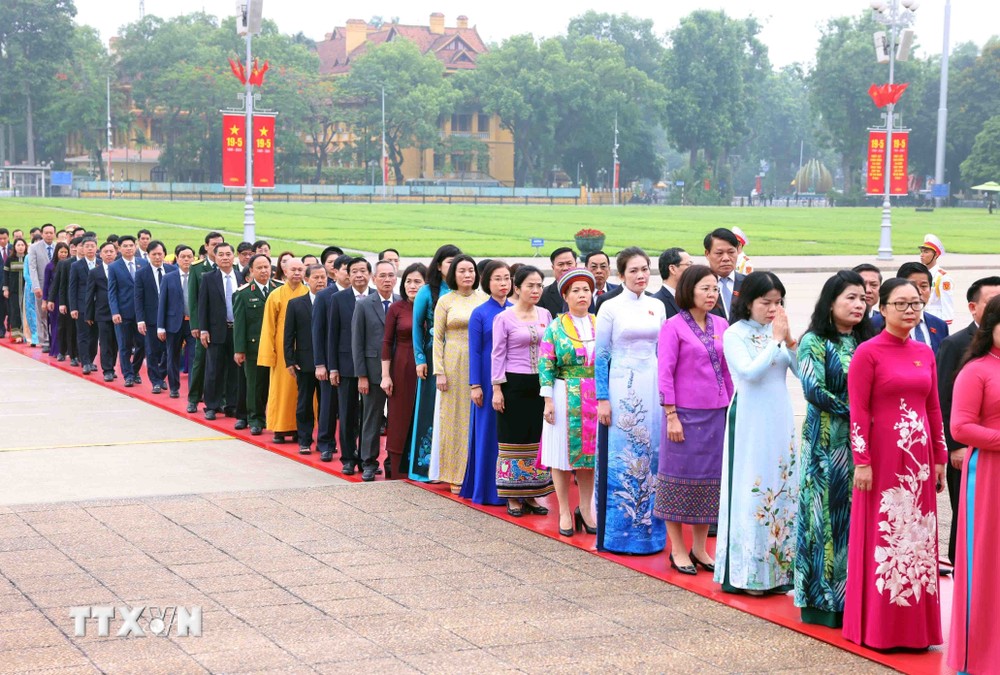 Các đại biểu Quốc hội vào Lăng viếng Chủ tịch Hồ Chí Minh. (Ảnh: TTXVN) TTXVN_2005Quochoivienglangbac7.jpg