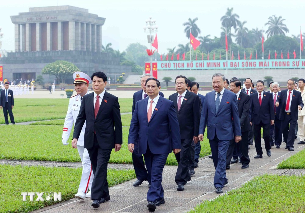 Các lãnh đạo Đảng, Nhà nước sau khi vào Lăng viếng Chủ tịch Hồ Chí Minh. (Ảnh: TTXVN) TTXVN_2005Quochoivienglangbac8.jpg