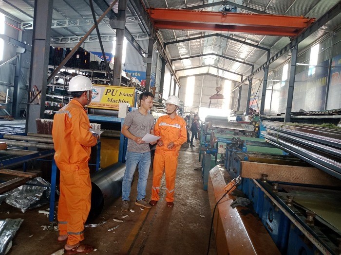 Công nhân ngành điện tuyên truyền tiết kiệm điện tới người dân. Ảnh EVNCPC Công nhân ngành điện tuyên truyền tiết kiệm điện tới người dân. Ảnh EVNCPC