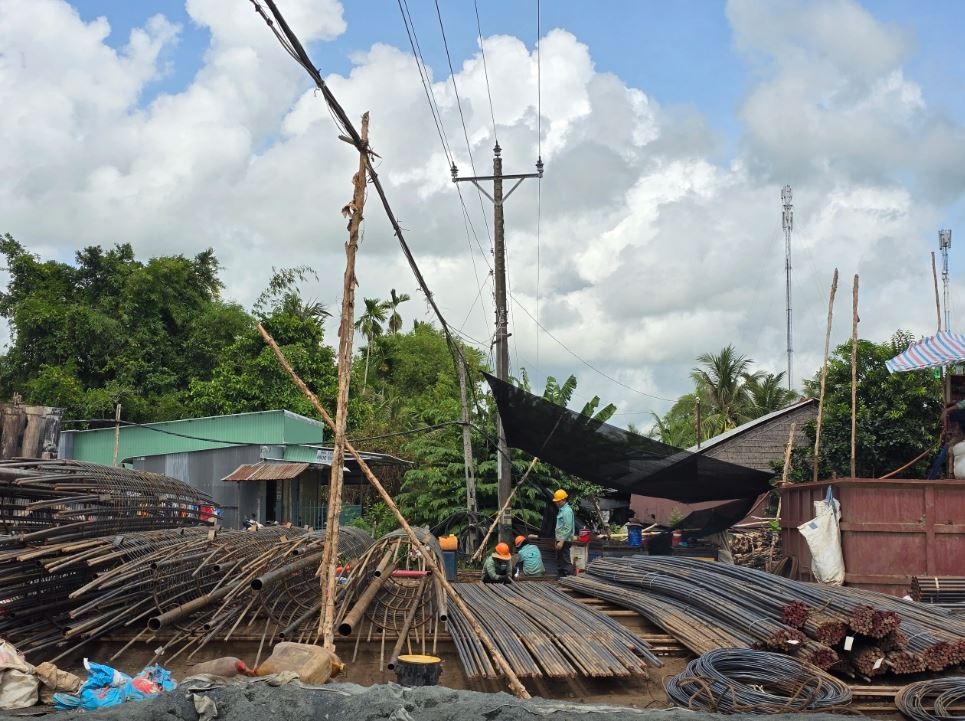 Dự án cao tốc Châu Đốc - Cần Thơ - Sóc Trăng đang gặp nhiều khó khăn tiến độ do đường điện cao thế chưa được di dời. Dự án cao tốc Châu Đốc - Cần Thơ - Sóc Trăng đang gặp nhiều khó khăn tiến độ do đường điện cao thế chưa được di dời.