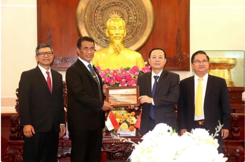 Bí thư Thành ủy Cần Thơ Nguyễn Văn Hiếu (thứ 2, phải sang) tặng quà lưu niệm cho Bộ trưởng Bộ Nông nghiệp Indonesia Andi Amran Sulaiman. (Ảnh: Thu Hiền/TTXVN) Bí thư Thành ủy Cần Thơ Nguyễn Văn Hiếu (thứ 2, phải sang) tặng quà lưu niệm cho Bộ trưởng Bộ Nông nghiệp Indonesia Andi Amran Sulaiman. (Ảnh: Thu Hiền/TTXVN)