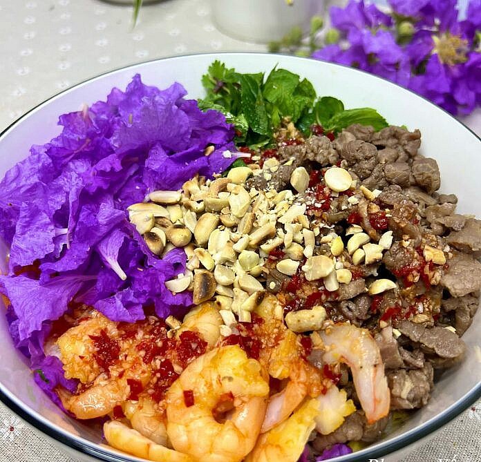 Món gỏi từ hoa bằng lăng đang được nhiều người yêu thích Món gỏi từ hoa bằng lăng đang được nhiều người yêu thích