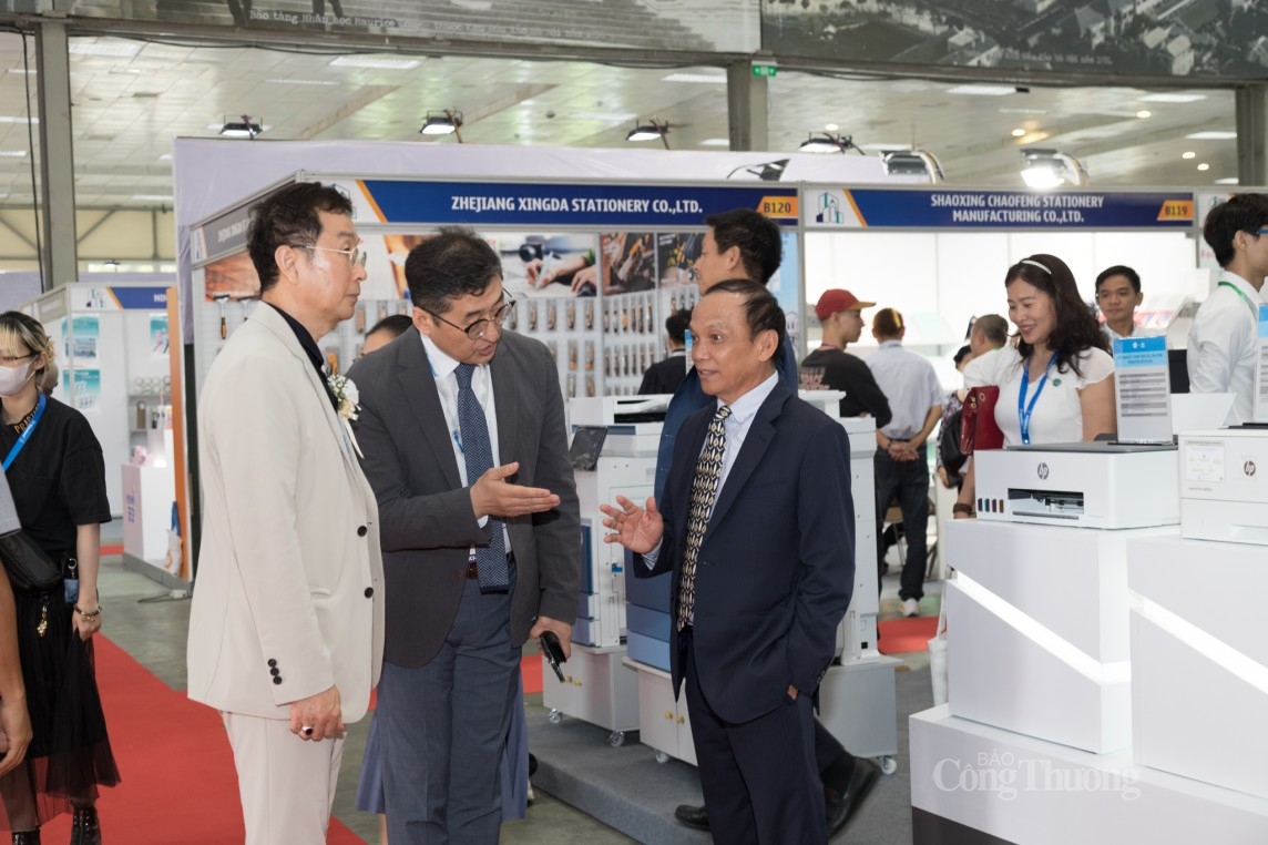 Thị trường thiết bị, máy và văn phòng còn nhiều dư địa phát triển Thị trường thiết bị, máy và văn phòng còn nhiều dư địa phát triển