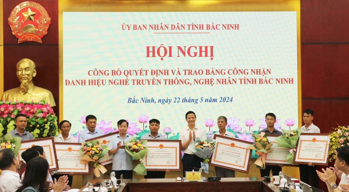 Lãnh đạo tỉnh Bắc Ninh trao danh hiệu nghệ nhân cho các cá nhân Lãnh đạo tỉnh Bắc Ninh trao danh hiệu nghệ nhân cho các cá nhân