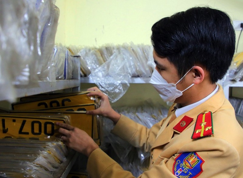 Cảnh sát giao thông làm nhiệm vụ cấp đổi biển số xe cho người dân. Ảnh: CAND Cảnh sát giao thông làm nhiệm vụ cấp đổi biển số xe cho người dân. Ảnh: CAND