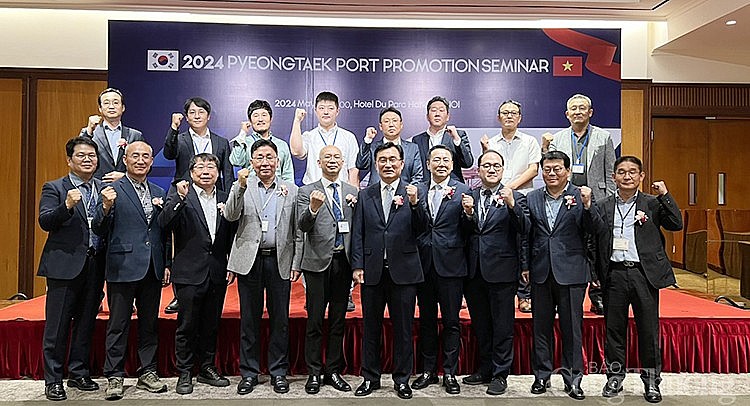 Các đại biểu chụp ảnh lưu niệm tại sự kiện Các đại biểu chụp ảnh lưu niệm tại sự kiện