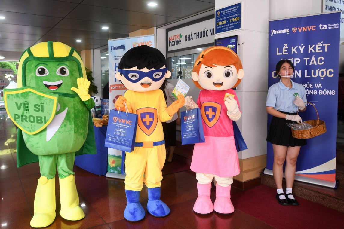 Các nhân vật dễ thương từ Vinamilk (Vệ sĩ Probi) và VNVC tặng quà cho các khách hàng, đặc biệt là các em nhỏ đến tiêm ngừa Các nhân vật dễ thương từ Vinamilk (Vệ sĩ Probi) và VNVC tặng quà cho các khách hàng, đặc biệt là các em nhỏ đến tiêm ngừa