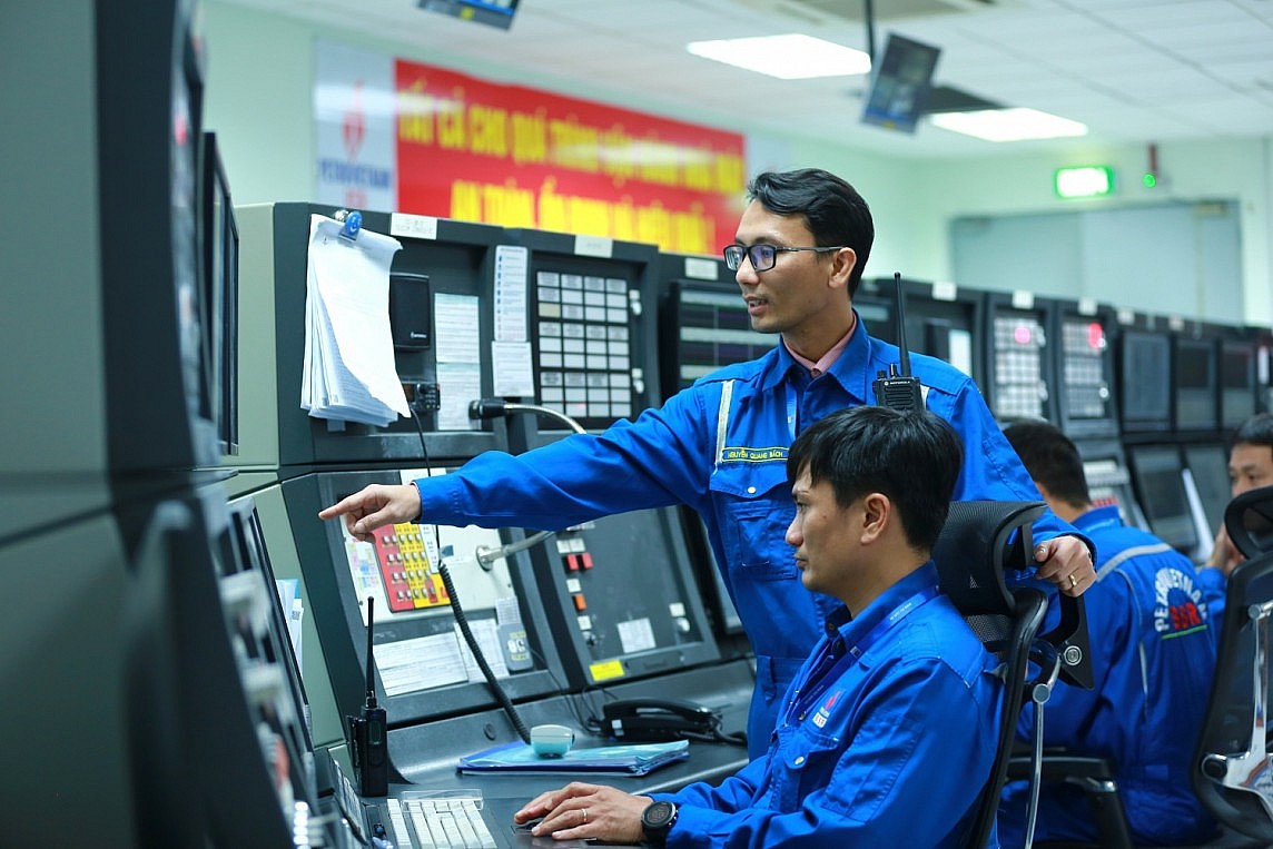 Kỹ sư vận hành tại Phòng Điều khiển Trung tâm NMLD Dung Quất. Kỹ sư vận hành tại Phòng Điều khiển Trung tâm NMLD Dung Quất.