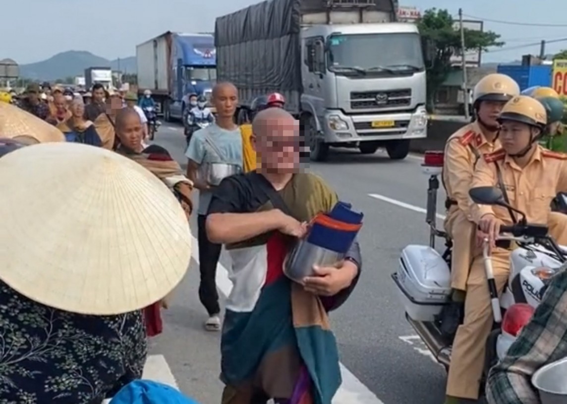 Hộ pháp Kim Cang bỏ vợ con khóc lóc theo chân ông Thích Minh Tuệ là ai?