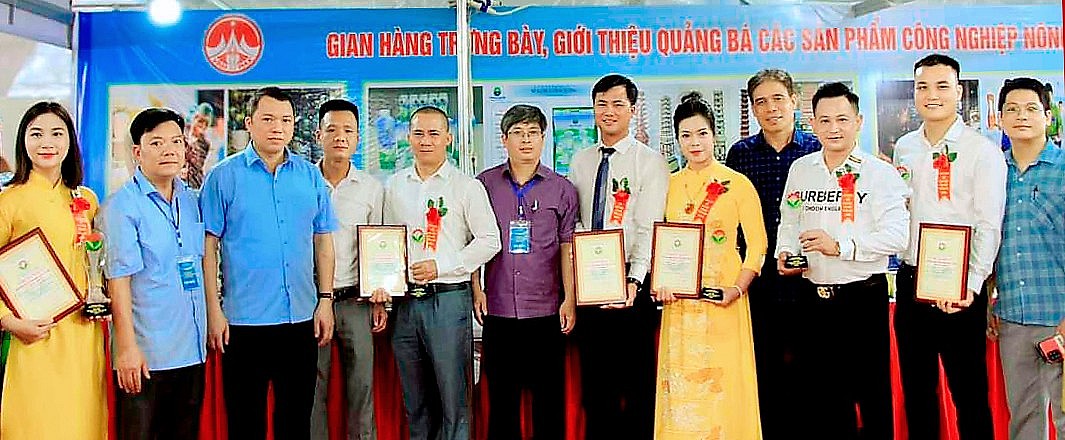 Đại diện các doanh nghiệp của Vĩnh Phúc tham gia Lễ tôn vinh và Hội chợ triển lãm hàng công nghiệp nông thôn tiêu biểu khu vực phía Bắc – Hà Nội năm 2024. Đại diện các doanh nghiệp của Vĩnh Phúc tham gia Lễ tôn vinh và Hội chợ triển lãm hàng công nghiệp nông thôn tiêu biểu khu vực phía Bắc – Hà Nội năm 2024.