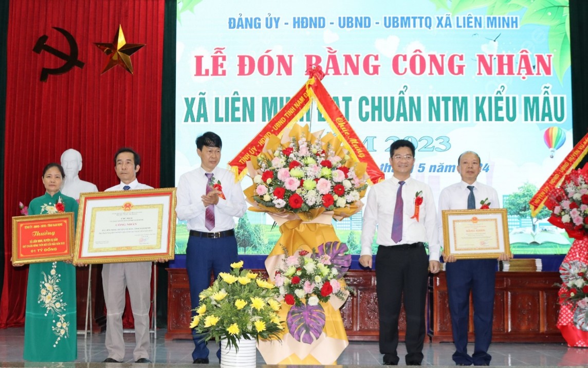 Xã Liên Minh, huyện Vụ Bản đón bằng Xã Liên Minh, huyện Vụ Bản đón bằng
