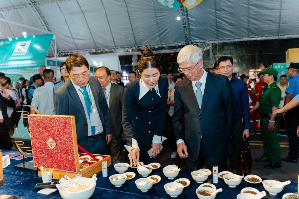Sự kết hợp giữa hai tinh hoa quốc ẩm Việt và quốc bảo Việt Sự kết hợp giữa hai tinh hoa quốc ẩm Việt và quốc bảo Việt