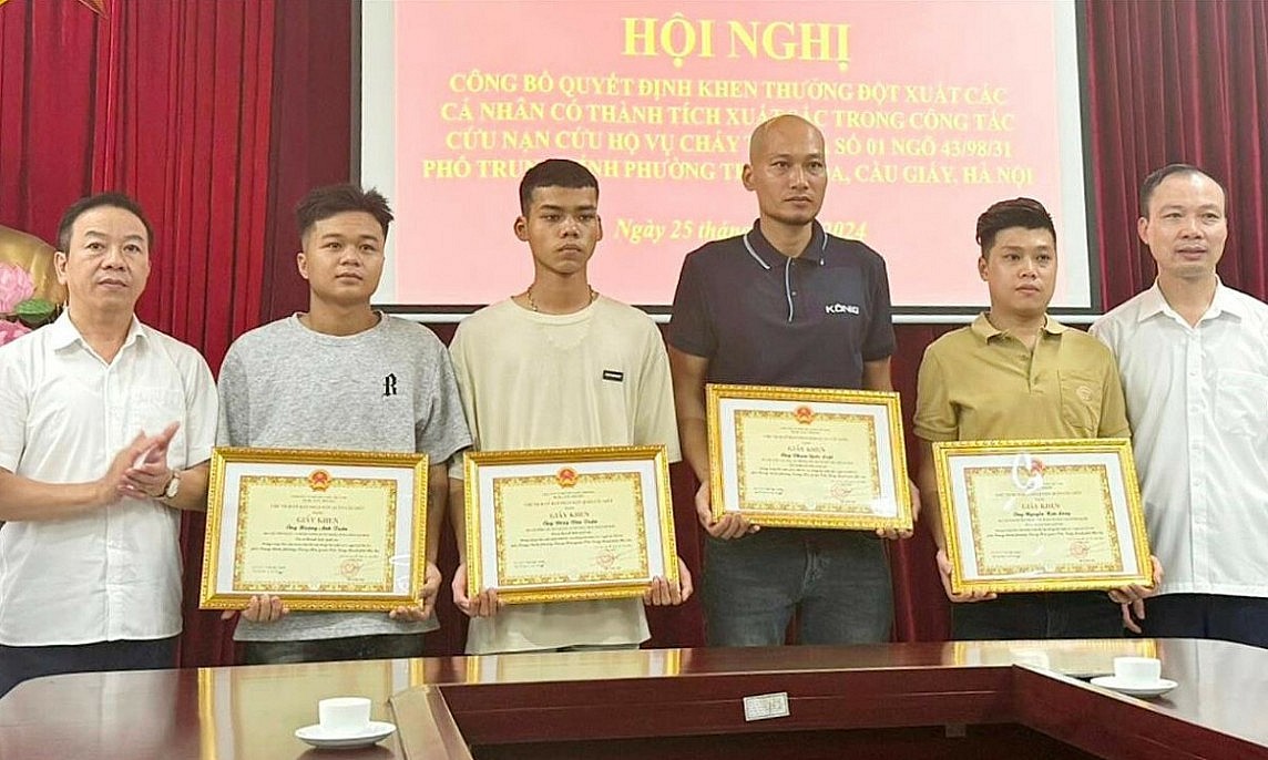 Quận Cầu Giấy khen thưởng bốn người đàn ông tham gia cứu nạn nhân vụ cháy rạng sáng 24/5. Ảnh: Hoàng Phong Quận Cầu Giấy khen thưởng bốn người đàn ông tham gia cứu nạn nhân vụ cháy rạng sáng 24/5. Ảnh: Hoàng Phong