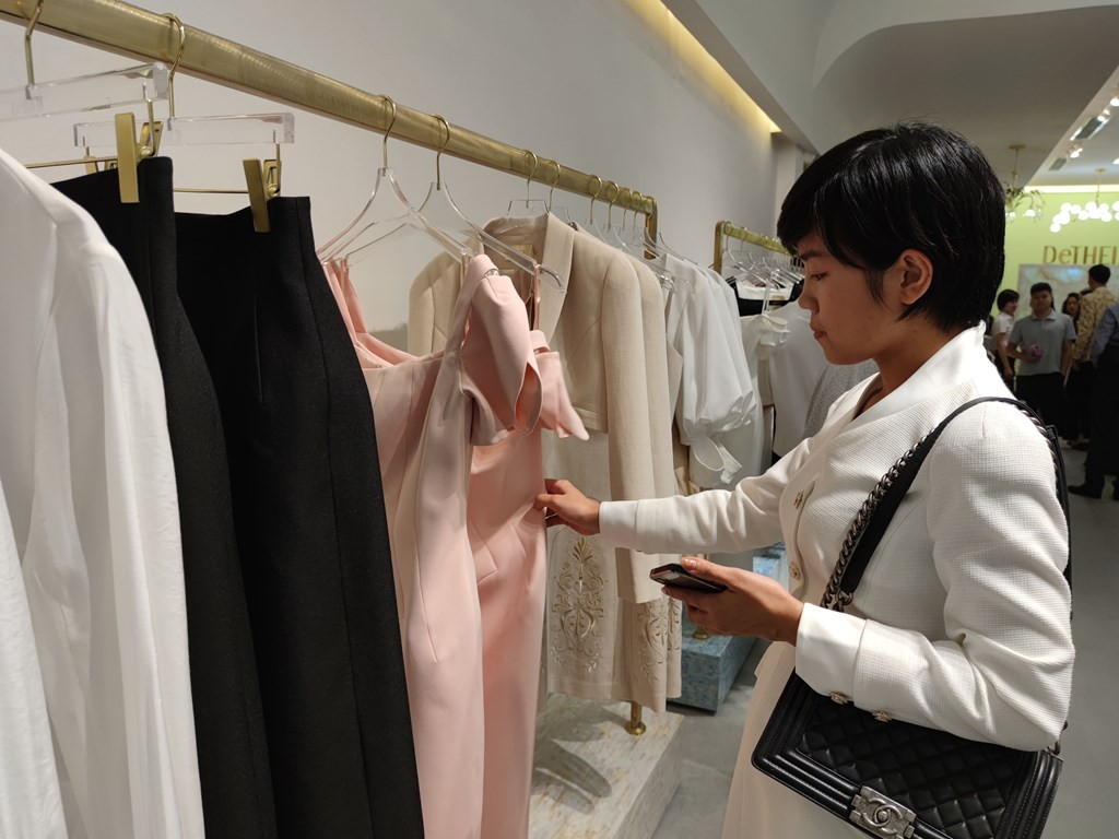 Thị trường nội địa rất tiềm năng với hàng dệt may Việt Nam (Ảnh: TTXVN) Thị trường nội địa rất tiềm năng với hàng dệt may Việt Nam (Ảnh: TTXVN)