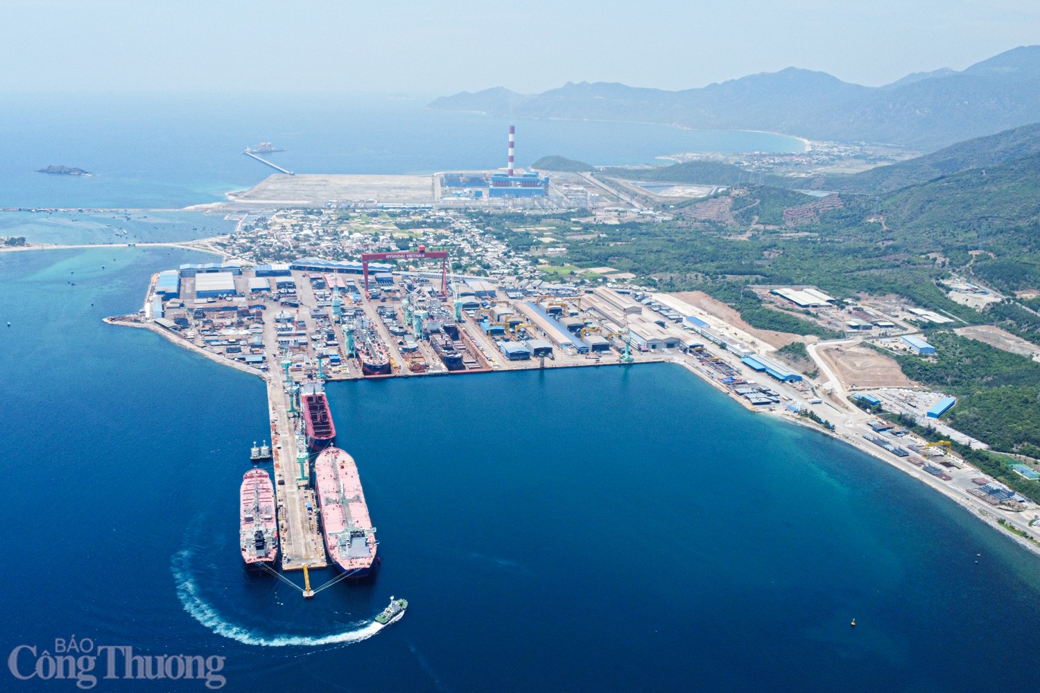 Toàn cảnh Công ty TNHH Đóng tàu Hyundai Việt Nam. Toàn cảnh Công ty TNHH Đóng tàu Hyundai Việt Nam.