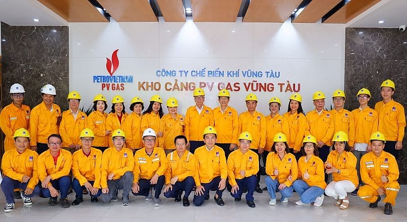 Đại biểu tham quan hệ thống kho cảng LNG Thị Vải Đại biểu tham quan hệ thống kho cảng LNG Thị Vải