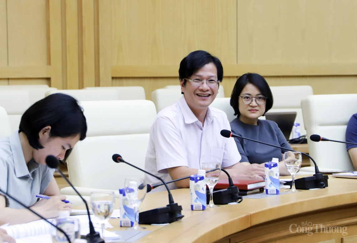 Thứ trưởng Nguyễn Sinh Nhật Tân chủ trì họp Ban soạn thảo bổ sung một số diều Thứ trưởng Nguyễn Sinh Nhật Tân chủ trì họp Ban soạn thảo bổ sung một số diều