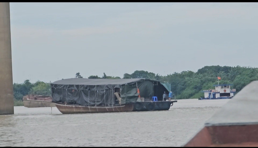 Thâm nhập sới bạc khủng giữa sông Hồng (Bài 1): Bí ẩn những con tàu không biển số Thâm nhập sới bạc khủng giữa sông Hồng (Bài 1): Bí ẩn những con tàu không biển số