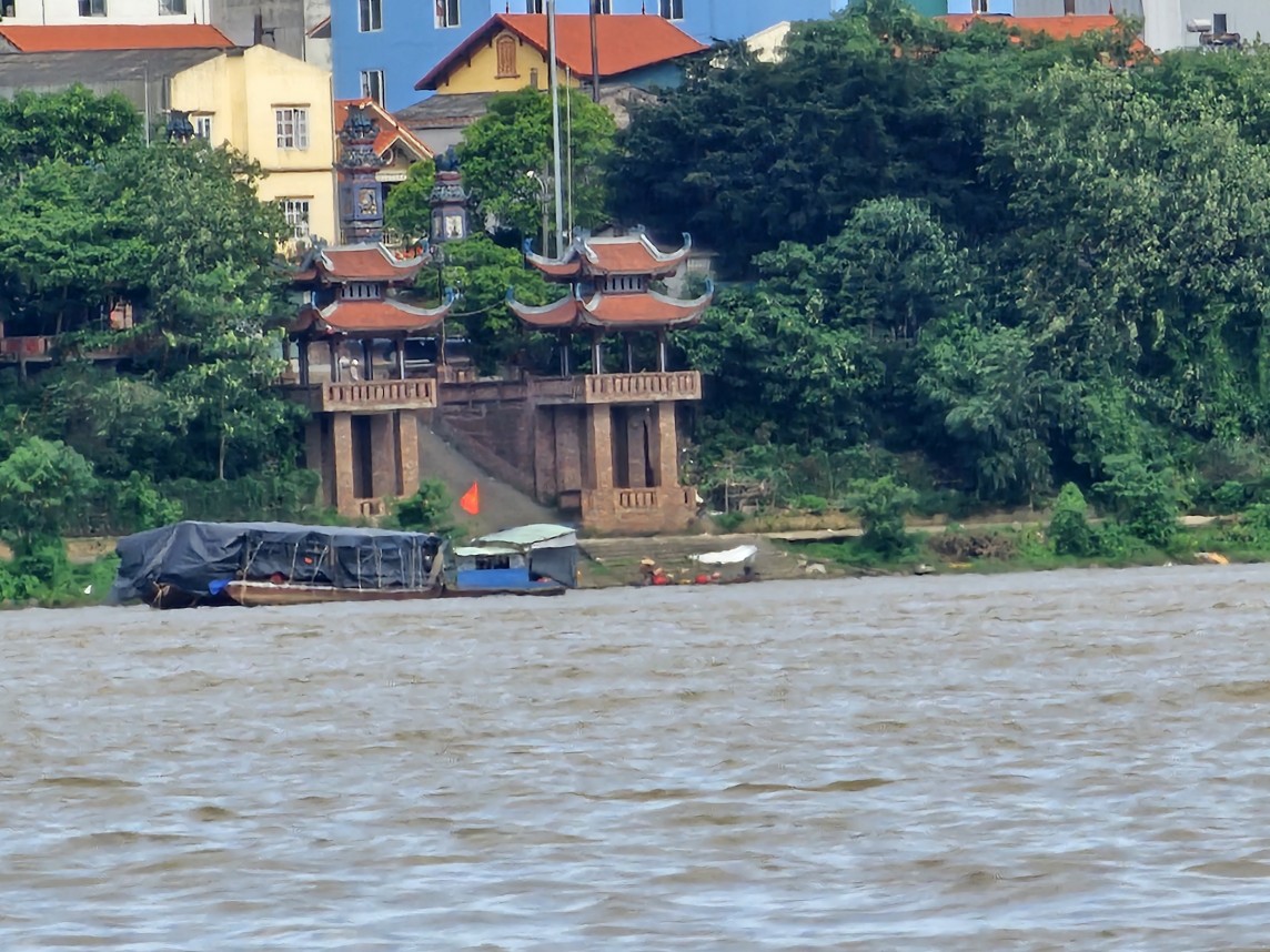 Thâm nhập sới bạc khủng giữa sông Hồng (Bài 1): Bí ẩn những con tàu không biển số Thâm nhập sới bạc khủng giữa sông Hồng (Bài 1): Bí ẩn những con tàu không biển số