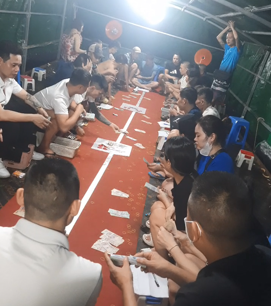 Sới bạc khủng trên ‘tàu ma’ giữa sông Hồng: Đi vào “hang cọp” Sới bạc khủng trên ‘tàu ma’ giữa sông Hồng: Đi vào “hang cọp”