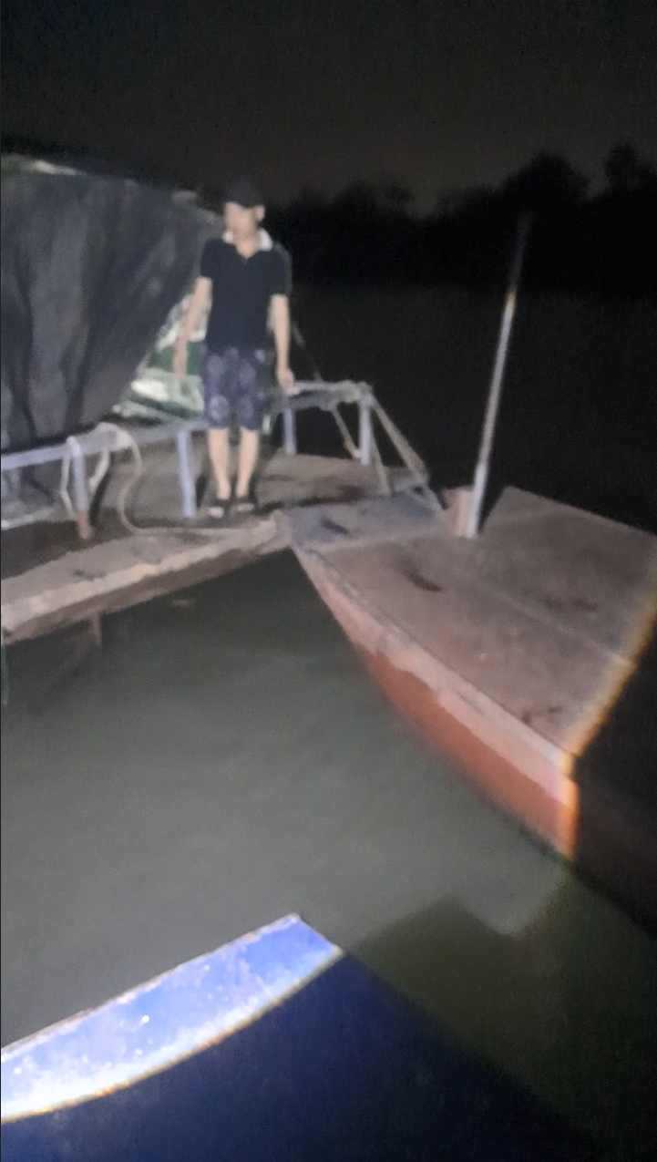 Sới bạc khủng trên ‘tàu ma’ giữa sông Hồng: Đi vào “hang cọp” Sới bạc khủng trên ‘tàu ma’ giữa sông Hồng: Đi vào “hang cọp”