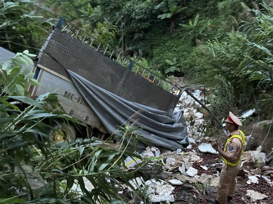 Lào Cai: Xe tải lật xuống vực khiến 3 người bị thương Lào Cai: Xe tải lật xuống vực khiến 3 người bị thương