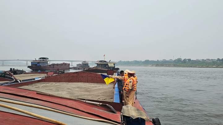 Lực lượng chức năng kiểm tra, xử lýCảnh sát đồng loạt xử lý các bến tập kết vật liệu xây dựng không phép, phương tiện đường thủy  Lực lượng chức năng kiểm tra, xử lýCảnh sát đồng loạt xử lý các bến tập kết vật liệu xây dựng không phép, phương tiện đường thủy