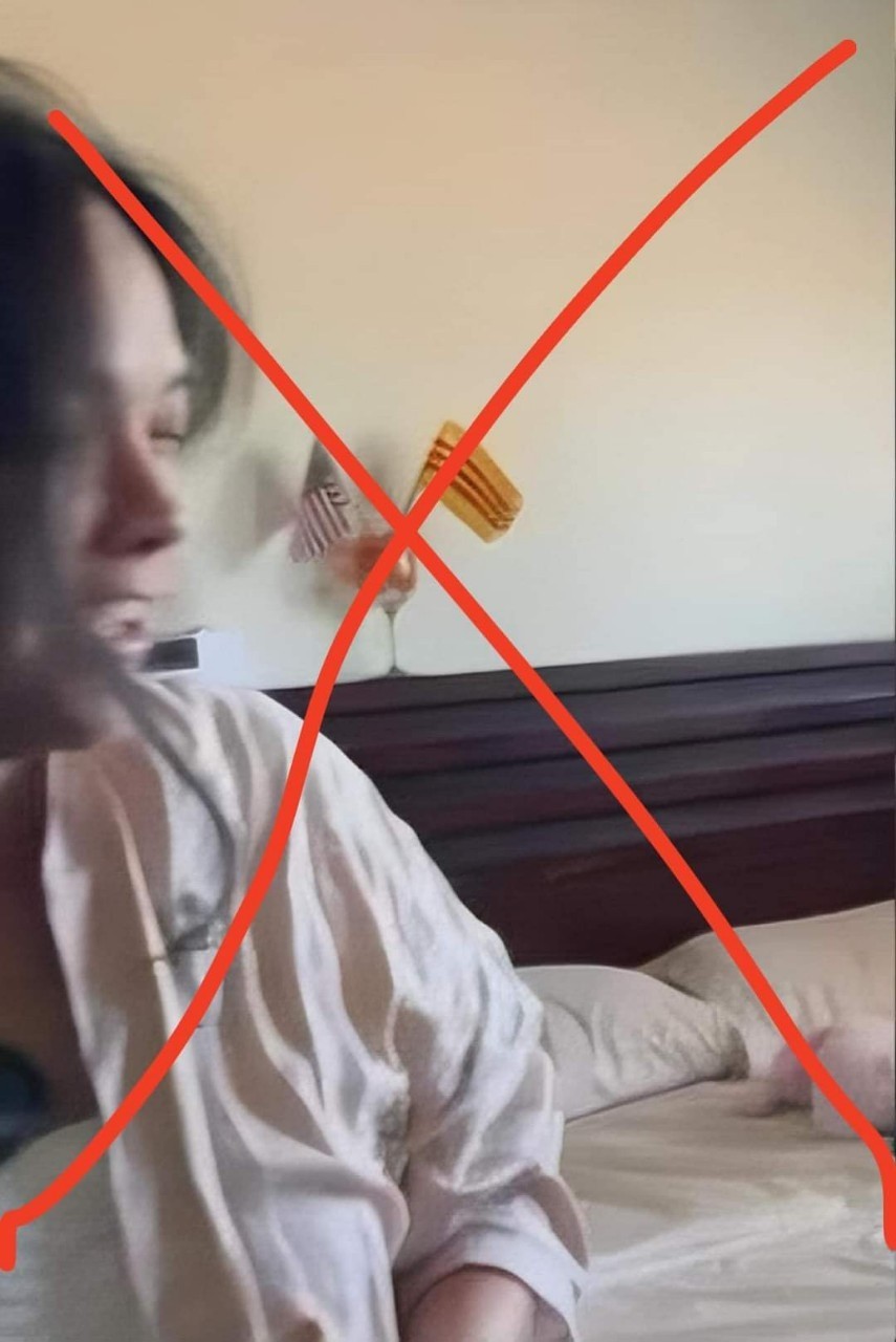 Ảnh cờ vàng 3 sọcẢnh gia đình O Sen Ngọc Mai và Quốc Nghiệp vô tư nô đùa bên cạnh cờ ba sọc (Việt Nam Cộng hòa) - (Ảnh cắt từ cllp). Ảnh cờ vàng 3 sọcẢnh gia đình O Sen Ngọc Mai và Quốc Nghiệp vô tư nô đùa bên cạnh cờ ba sọc (Việt Nam Cộng hòa) - (Ảnh cắt từ cllp).