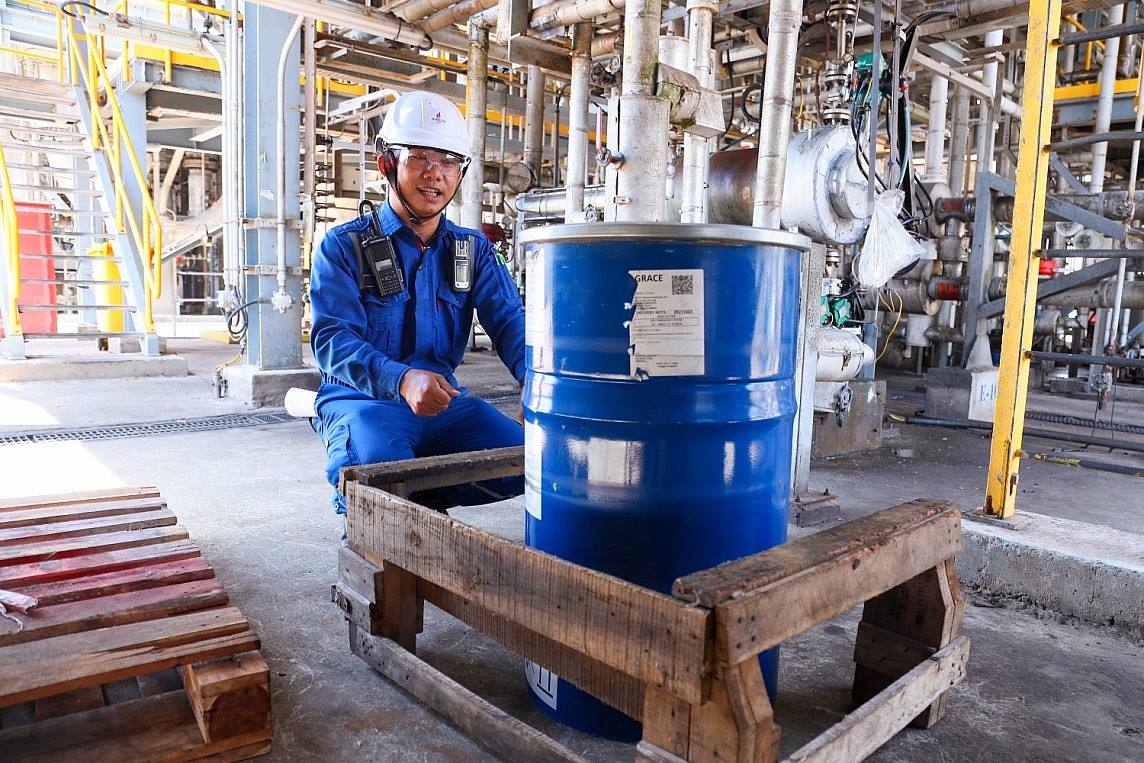 Thiết bị hỗ trợ quá trình kết nối thùng xúc tác chính do anh Tiêu Minh Linh sáng tạo và tận dụng phần gỗ thừa để làm ra. Thiết bị hỗ trợ quá trình kết nối thùng xúc tác chính do anh Tiêu Minh Linh sáng tạo và tận dụng phần gỗ thừa để làm ra.