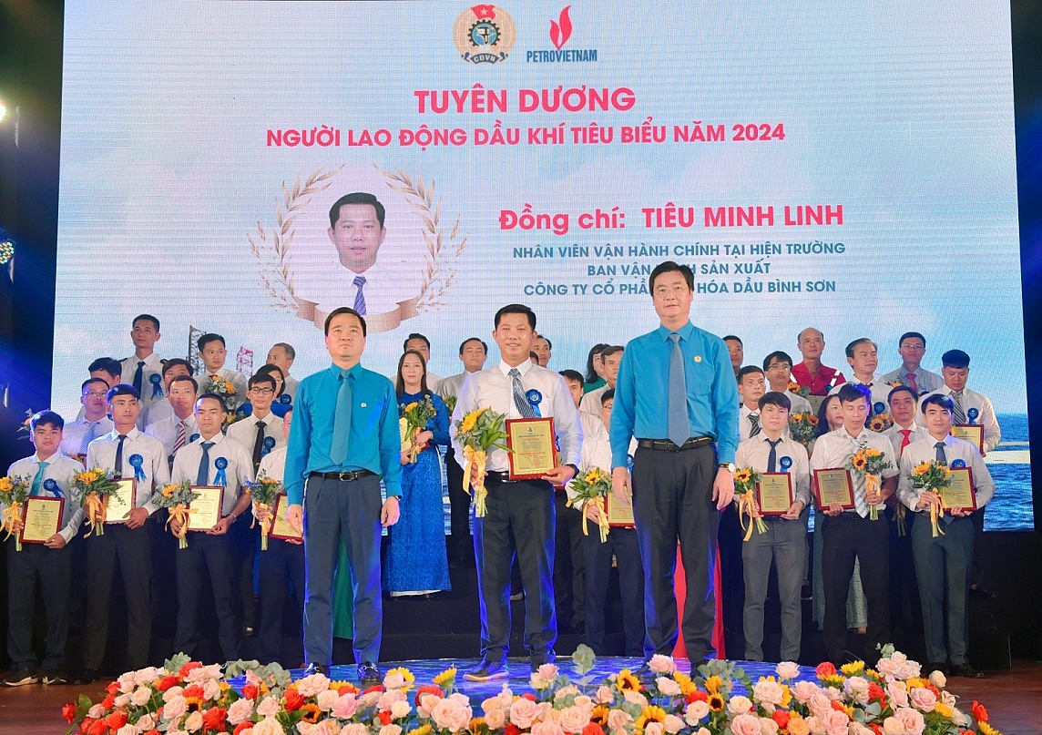 Anh Tiêu Minh Linh nhận tuyên dương Người lao động Dầu khí tiêu biểu năm 2024 do CĐ DKVN khen thưởng. Anh Tiêu Minh Linh nhận tuyên dương Người lao động Dầu khí tiêu biểu năm 2024 do CĐ DKVN khen thưởng.