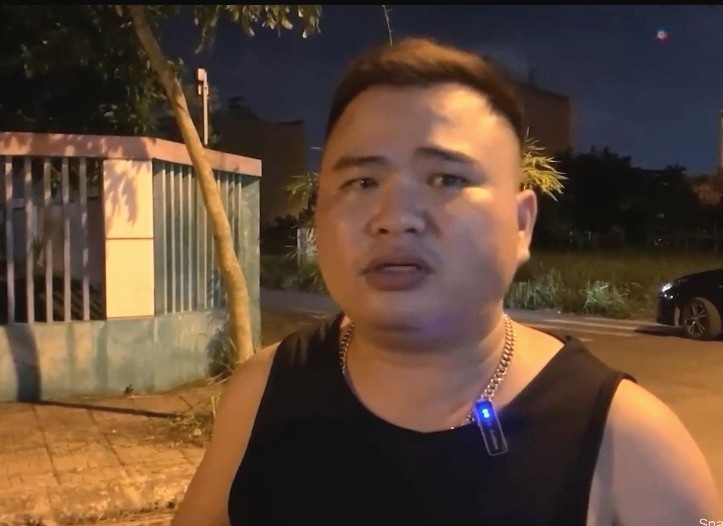 Nhân chứng kể lúc phá cửa ô tô đưa bé 5 tuổi bị bỏ quên ra ngoài