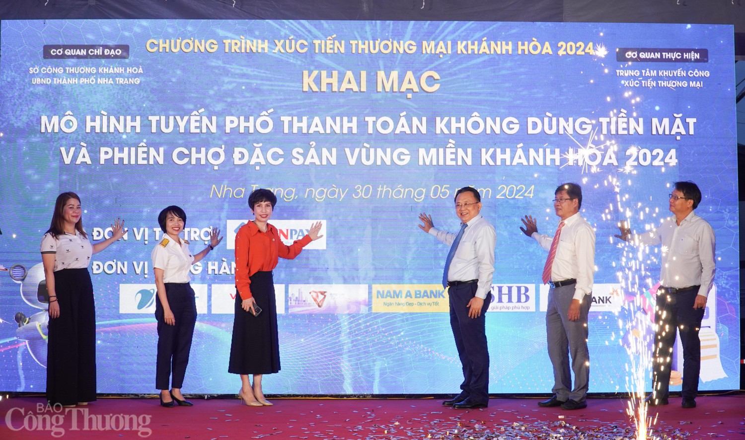 Các đại biểu thực hiện nghi thức khai mạc sự kiện. Ảnh: Đức Thảo Các đại biểu thực hiện nghi thức khai mạc sự kiện. Ảnh: Đức Thảo
