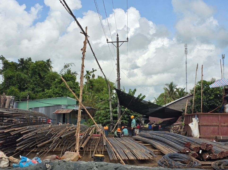 Công nhân phải làm việc dưới đường dân điện - (Ảnh. GTO). Công nhân phải làm việc dưới đường dân điện - (Ảnh. GTO).