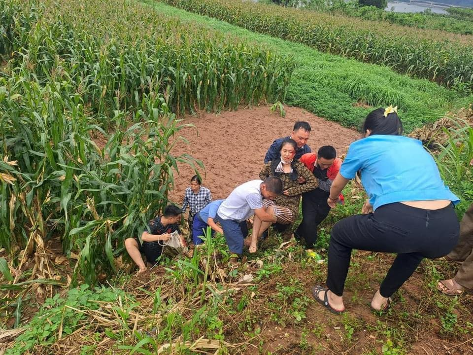 Thấy người phụ nữ bị nạn bất tỉnh, lái xe bus ngừng đón khách đưa người đi cấp cứu Thấy người phụ nữ bị nạn bất tỉnh, lái xe bus ngừng đón khách đưa người đi cấp cứu