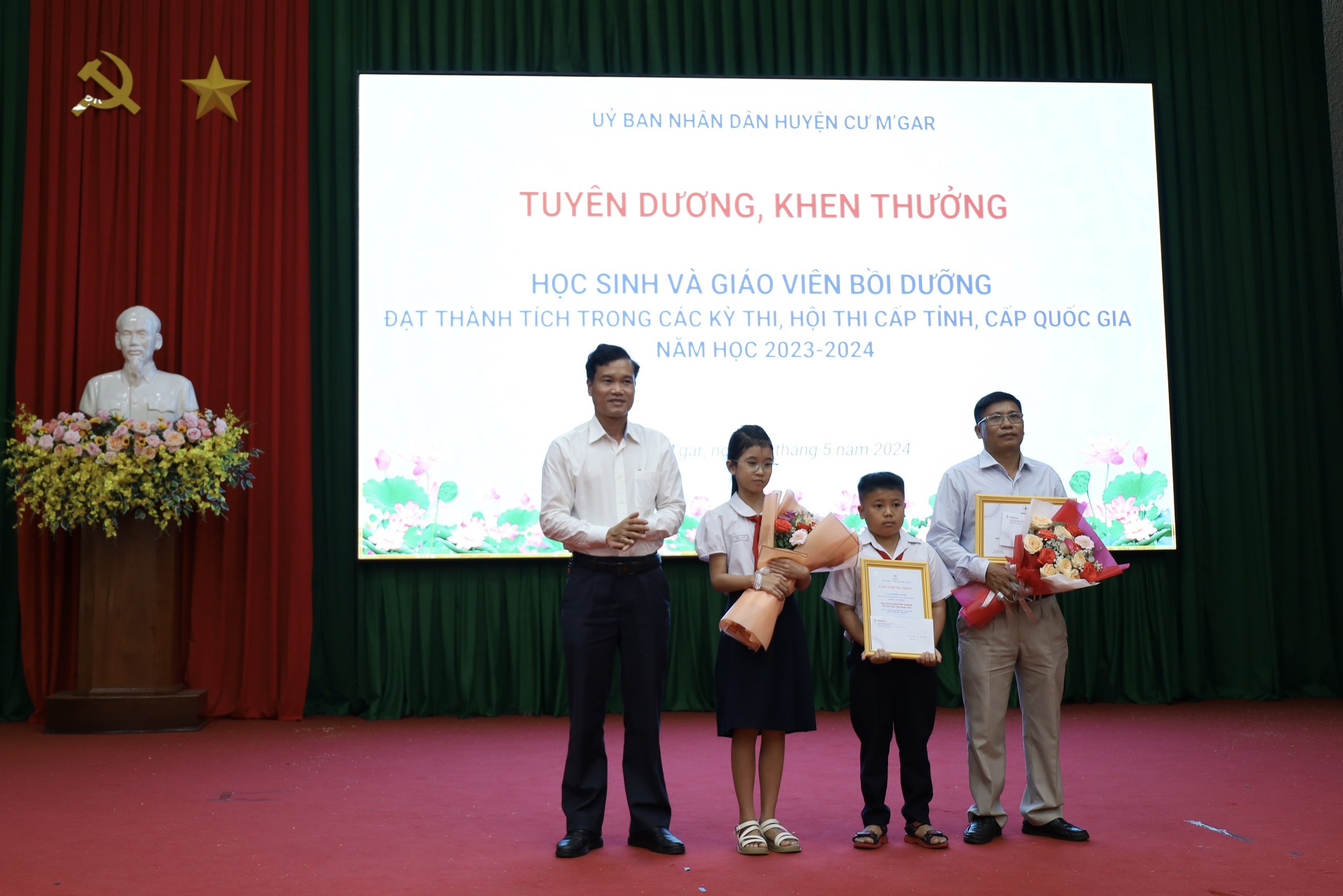 Trao thưởng cho em Ngô Bảo Nam – Nguyễn Gia Hân (lớp 4, trường Tiểu học Lê Lợi). Trao thưởng cho em Ngô Bảo Nam – Nguyễn Gia Hân (lớp 4, trường Tiểu học Lê Lợi).