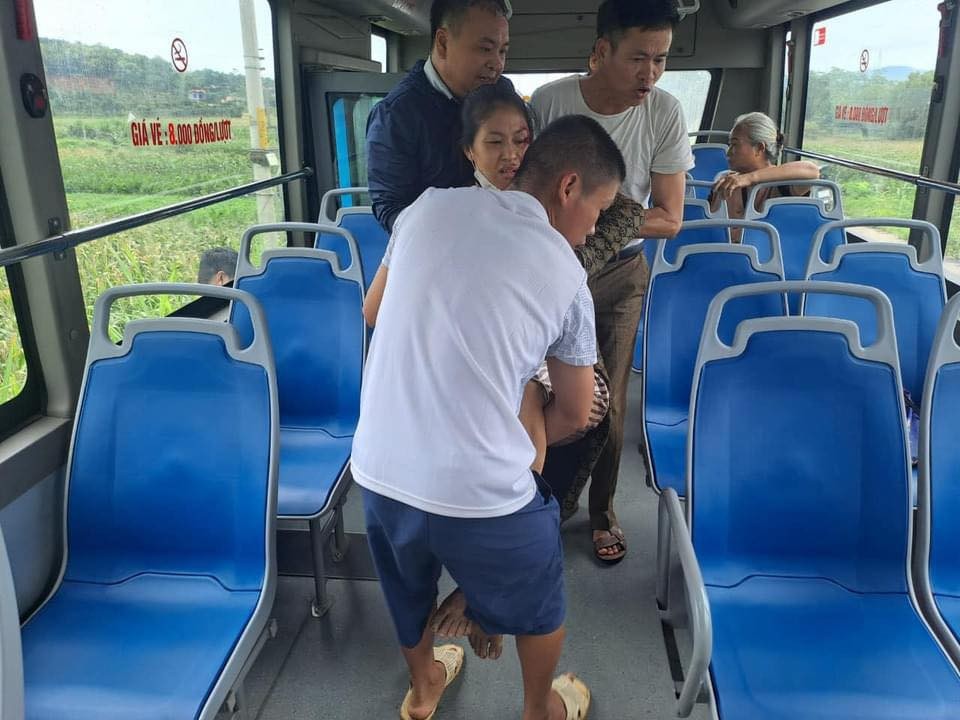 Tài xế xe bus cứu người bị nạn bất tỉnh: "Nếu có bị trừ lương, đuổi việc tôi vẫn cứu người" Tài xế xe bus cứu người bị nạn bất tỉnh: "Nếu có bị trừ lương, đuổi việc tôi vẫn cứu người"